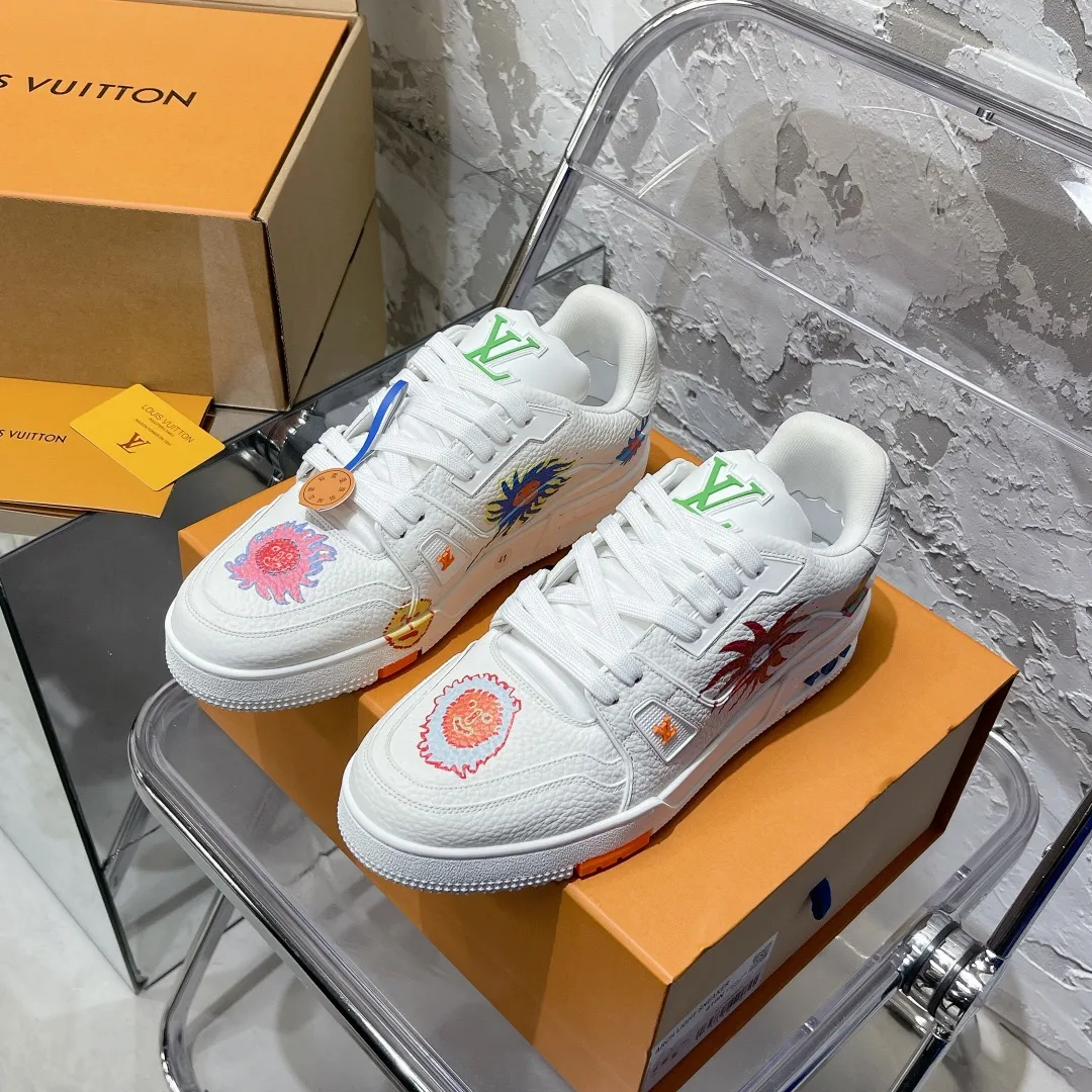👟👟Ex-factory price 840👟👟 Couple code #𝐋𝐨𝐮𝐢𝐬𝐕𝐮𝐢𝐭𝐭𝐨𝐧 Ceiling purchase level! 𝐋𝐕 trainer "Limited series of casual sports basketball shoes for couples. Super fun, super childlike, crazy exciting💗Please distinguish from the currency in the market🙅🏻‍♀️ Ceiling level purchasing agency Full set of exquisite airplane box packaging Please look for our quality‼️ Please pay attention to distinguish the currency materials in the market! Original custom-made embossed grained calfskin for the upper (non-market superfiber leather) Everyone needs to distinguish) symmetrical old pattern washed denim, custom-made breathable mesh lining, T👟👟 ex-factory price U suction mold outsole. The material details and workmanship are all top-notch! Comes with exclusive exquisite gift box packaging🎁 SIZE: 35-44 (Male 38&45 46 custom-made, non-refundable)